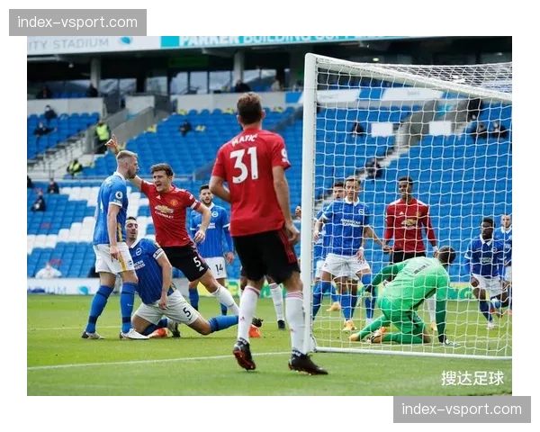 特写:终场哨响,柏林联队长特里梅尔望向记分牌久久不语